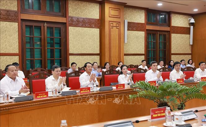 Ban Thường vụ Tỉnh ủy Tuyên Quang tham dự buổi làm việc. Ảnh: Dương Giang-TTXVN
