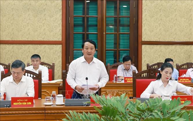 Đồng chí Hầu A Lềnh, Bí thư Tỉnh ủy Tuyên Quang báo cáo Dự thảo văn kiện và phương án nhân sự cấp uỷ Đại hội đại biểu Đảng bộ tỉnh nhiệm kỳ 2025 - 2030. Ảnh: Dương Giang- TTXVN