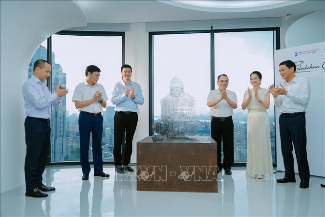 Lễ ra mắt Blockchain Gallery và tượng Satoshi. Ảnh: Hoàng Vân – TTXVN