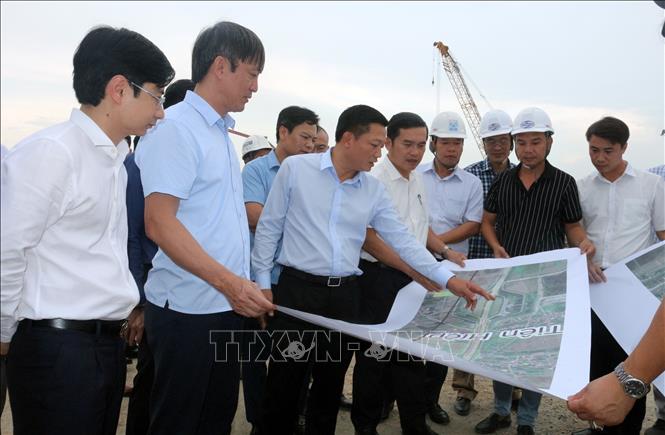 Phó Chủ tịch UBND tỉnh Ninh Bình Nguyễn Cao Sơn cùng đoàn công tác kiểm tra thực địa Dự án đầu tư xây dựng nút giao Phú Thứ và tuyến đường kết nối tại xã Tiên Hiệp, thành phố Phủ Lý. Ảnh: Nguyễn Chinh - TTXVN