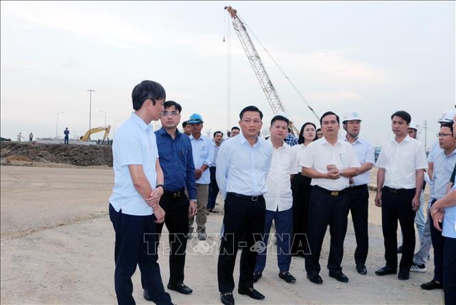 Đoàn công tác kiểm tra tiến độ thực hiện Dự án đầu tư xây dựng nút giao Phú Thứ và tuyến đường kết nối tại xã Tiên Hiệp, thành phố Phủ Lý. Ảnh: Nguyễn Chinh - TTXVN