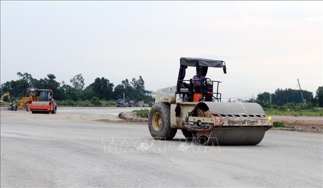 Dự án đầu tư xây dựng nút giao Phú Thứ và tuyến đường kết nối tại xã Tiên Hiệp, thành phố Phủ Lý góp phần hoàn thiện hệ thống giao thông liên vùng, thúc đẩy phát triển kinh tế giữa tỉnh Ninh Bình và các tỉnh trong khu vực. Ảnh: Nguyễn Chinh - TTXVN