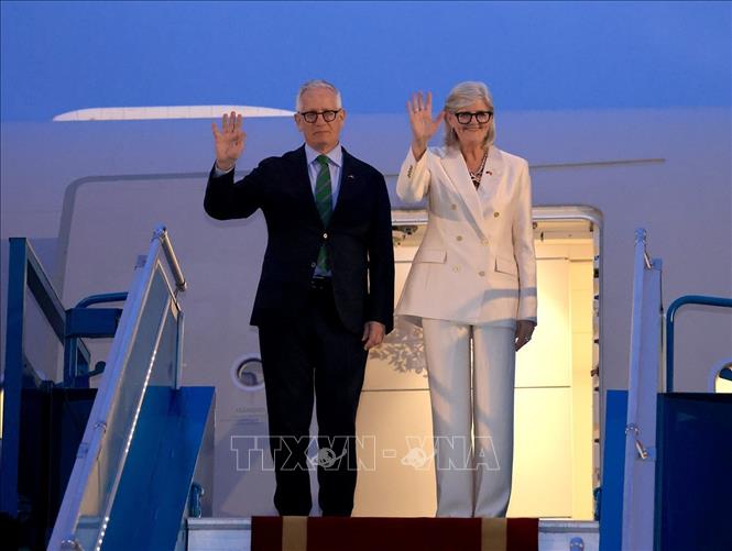 Toàn quyền Australia Sam Mostyn và Phu quân đến sân bay quốc tế Nội Bài tối 9/9. Ảnh: Tuấn Anh - TTXVN