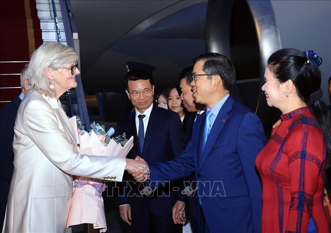 Lễ đón Toàn quyền Australia Sam Mostyn và Phu quân tại sân bay quốc tế Nội Bài. Ảnh: Tuấn Anh - TTXVN