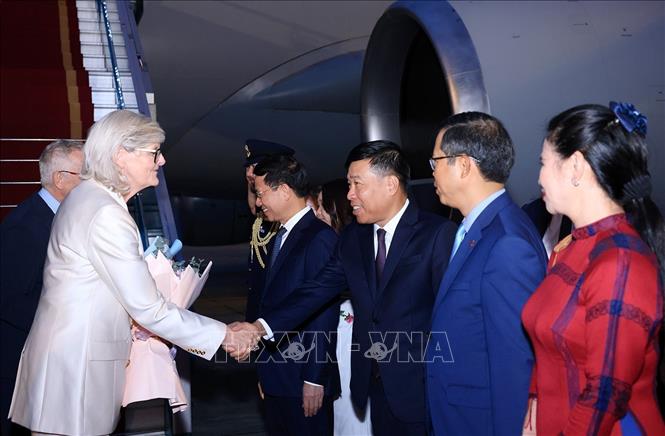 Lễ đón Toàn quyền Australia Sam Mostyn và Phu quân tại sân bay quốc tế Nội Bài. Ảnh: Tuấn Anh - TTXVN