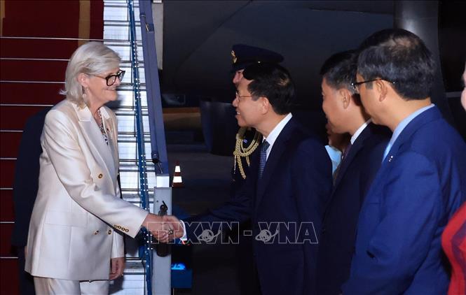 Bộ trưởng Bộ Khoa học và Công nghệ Nguyễn Mạnh Hùng đón đoàn tại sân bay quốc tế Nội Bài. Ảnh: Tuấn Anh - TTXVN