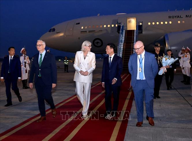 Bộ trưởng Bộ Khoa học và Công nghệ Nguyễn Mạnh Hùng đón đoàn tại sân bay quốc tế Nội Bài. Ảnh: Tuấn Anh - TTXVN