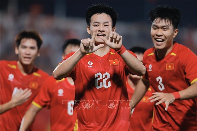 Thanh Nhàn ghi bàn thắng mở tỷ số cho U23 Việt Nam. Ảnh: Minh Quyết - TTXVN