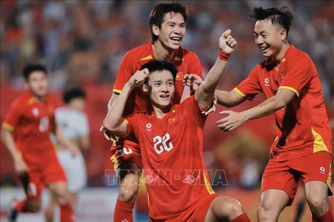 Thanh Nhàn ghi bàn thắng mở tỷ số cho U23 Việt Nam. Ảnh: Minh Quyết - TTXVN