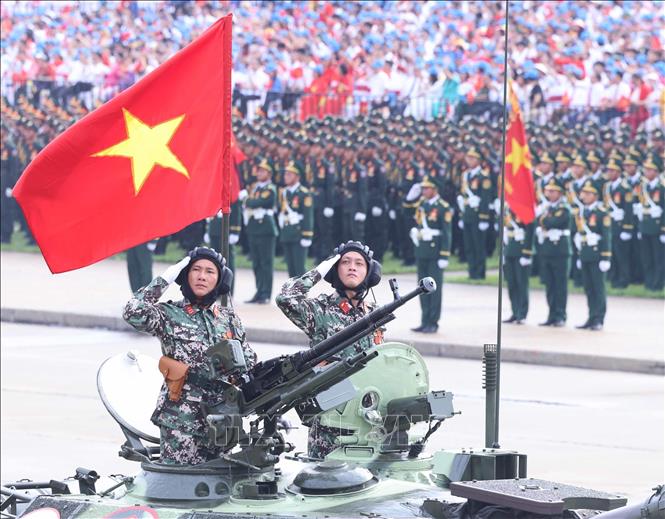 Chiến sĩ Khối xe Tăng thiết giáp diễu binh trên Quảng trường Ba Đình. Ảnh: Thống Nhất - TTXVN