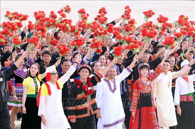 Khối đại diện 54 dân tộc Việt Nam diễu hành trên Quảng trường Ba Đình. Ảnh: Thống Nhất - TTXVN