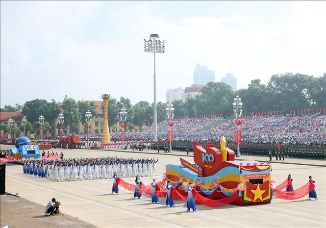 Khối Báo chí cách mạng Việt Nam diễu hành trên Quảng trường Ba Đình. Ảnh: Thống Nhất - TTXVN