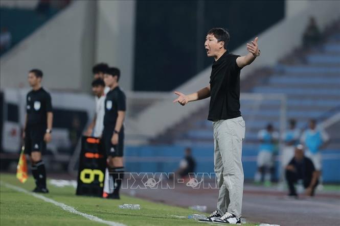 HLV trưởng đội tuyển U23 Việt Nam Kim Sang Sik chỉ đạo học trò bên ngoài đường biên. Ảnh: Minh Quyết - TTXVN