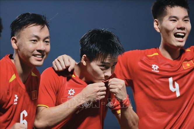 In the 70th minute, substitutes Van Thuan and Thanh Nhan combine effectively to score the only goal in this pivotal match. VNA Photo: Minh Quyết
