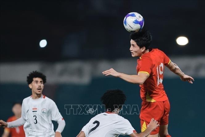 A header jump performed by player Ngoc My (No. 19, Vietnam). VNA Photo: Minh Quyết