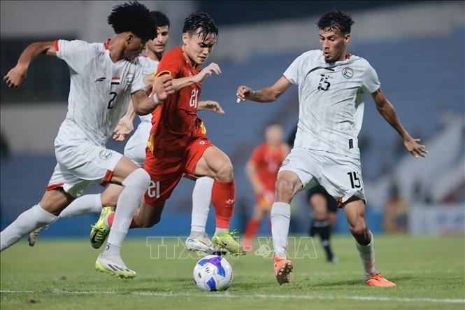 Player Minh Phuc dribbles the ball between three Yemen players. VNA Photo: Minh Quyết