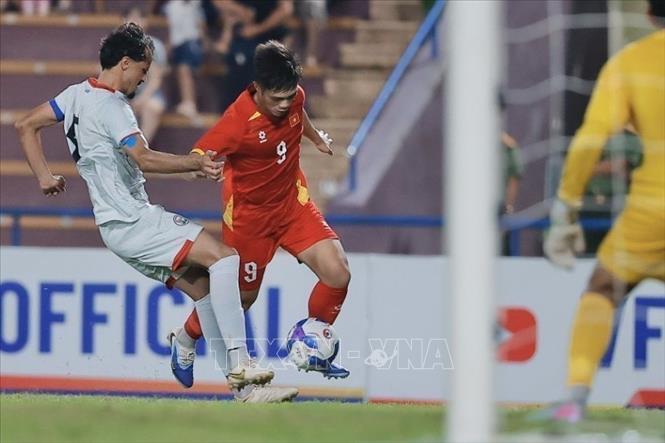 Player Quoc Viet (No. 9, Vietnam) prepares for a kick during the match. VNA Photo: Minh Quyết