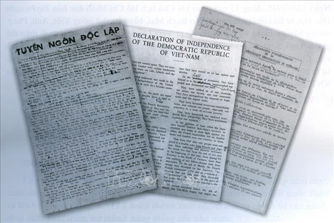 Ngày 15/9/1945, Việt Nam Thông tấn xã – danh xưng do Bác Hồ chấp bút - phát đi toàn văn bản Tuyên ngôn Độc lập cùng với danh sách Chính phủ lâm thời của nước Việt Nam Dân chủ Cộng hòa thông qua những bản tin bằng 3 thứ tiếng: Việt, Anh, Pháp. Thời khắc thiêng liêng ấy đã trở thành Ngày truyền thống của VNTTX, nay là TTXVN. Ảnh: TTXVN