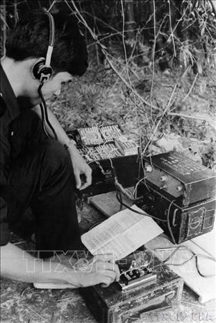 Trong những năm 1966- 1967, chiến tranh diễn ra ác liệt, phương tiện dụng cụ thiếu thốn, tổ điện đài Gia Định đã làm nhiều máy thu phát thô sơ đảm bảo yêu cầu công tác. Trong ảnh: Tổ trưởng Trần Trung Sơn làm việc dã chiến bên máy phát thô sơ. Ảnh: Phong Vân - TTXVN 
