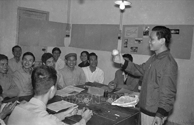 Suốt 80 năm qua, TTXVN luôn nhận được sự quan tâm, ủng hộ và chỉ đạo sát sao của lãnh đạo Đảng, Nhà nước. Đây là nguồn động viên to lớn để các thế hệ người làm báo TTXVN không ngừng nỗ lực vươn lên, xây dựng TTXVN ngày càng vững mạnh. Trong ảnh: Đồng chí Lê Châu, Phó Chủ nhiệm Phân xã Nhiếp ảnh, Trưởng phòng Biên tập Ảnh thông báo phần thưởng (5 quả táo) của Bác Hồ tặng Phòng biên tập Phân xã Nhiếp ảnh VNTTX. Ảnh: TTXVN