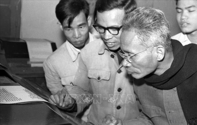 Suốt 80 năm qua, TTXVN luôn nhận được sự quan tâm, ủng hộ và chỉ đạo sát sao của lãnh đạo Đảng, Nhà nước. Đây là nguồn động viên to lớn để các thế hệ người làm báo TTXVN không ngừng nỗ lực vươn lên, xây dựng TTXVN ngày càng vững mạnh. Trong ảnh: Thủ tướng Phạm Văn Đồng đến thăm VNTTX. Ảnh: TTXVN
