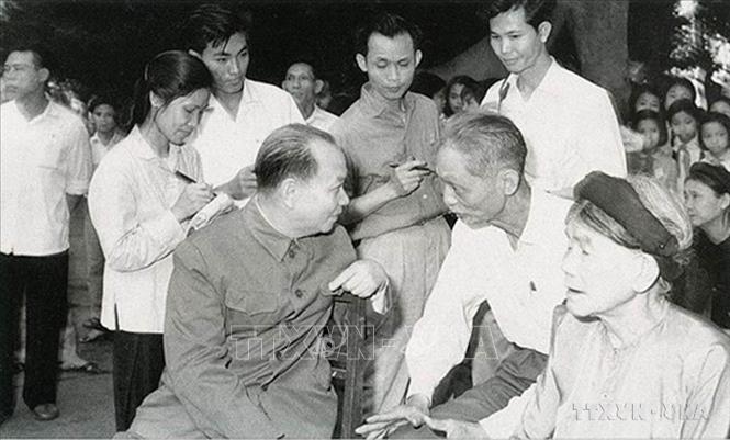 Phóng viên VNTTX Nguyễn Thị Kim Xuyến (bên trái) làm nhiệm vụ đưa tin Chủ tịch Ủy ban Thường vụ Quốc hội Trường Chinh tiếp xúc cử tri Hà Nội, tháng 1/1971. Ảnh: Tư liệu TTXVN