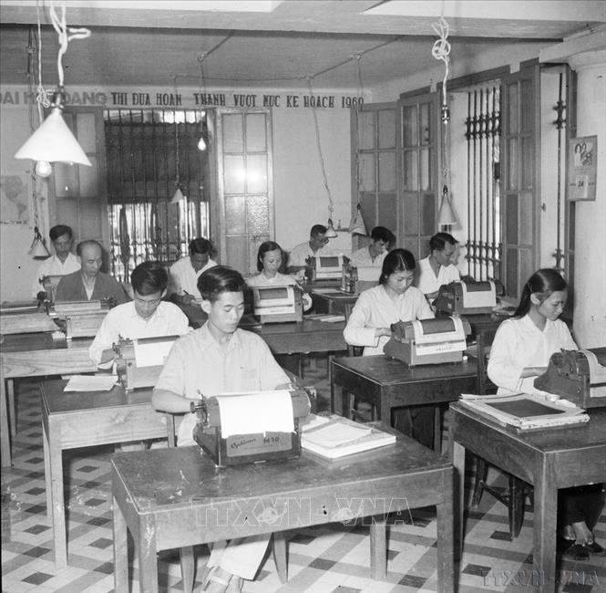 Hoạt động của tổ đánh máy chữ thuộc Phòng phát hành tin TTXVN. Ảnh: TTXVN