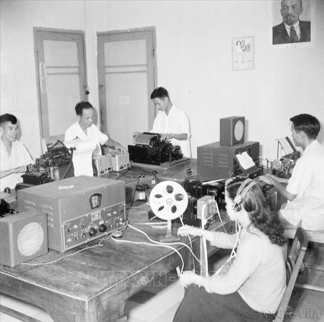 Hoạt động tại phòng điện vụ, tiền thân của Trung tâm Kỹ thuật Thông tấn. Ảnh: TTXVN