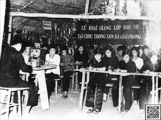Đào tạo điện báo viên TTXGP phục vụ chiến trường. Ảnh: VNTTX