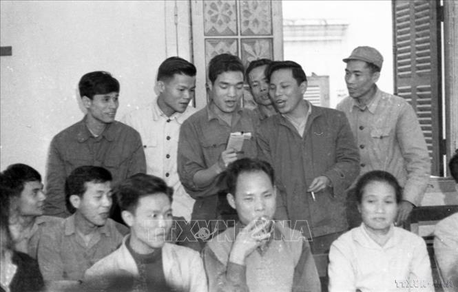 Trong các cuộc kháng chiến thống nhất và bảo vệ Tổ quốc, đội ngũ những người làm báo của TTXVN thực sự là những nhà báo – chiến sĩ. Trong ảnh: Những người đứng hát trong cuộc liên hoan liên tiễn các đồng chí phóng viên đi B,C (từ trái sang) Phạm Hoạt, Hữu Thức, Xuân Lâm, Nghĩa Dũng, Văn Bảo, Đoàn Tý. Ảnh: TTXVN