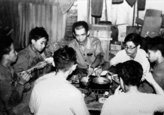 Trong công cuộc kháng chiến cứu quốc, phóng viên của TTXVN đã có mặt ở những địa bàn nóng bỏng, gian khổ nhất để ghi lại những hình ảnh chiến đấu dũng cảm, hào hùng của quân và dân ta. Trong ảnh: Bữa cơm của phóng viên Thông tấn xã Việt Nam trong thành Quảng Trị (1972). Ảnh: TTXVN
