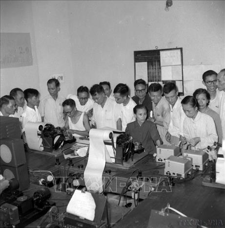 Hoạt động tại tổ đánh máy chữ thuộc Phòng phát hành tin TTXVN. Ảnh: TTXVN