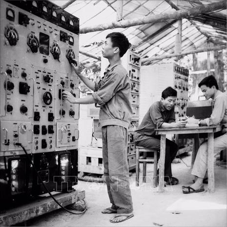 Kỹ thuật viên TTXGP điều khiển dàn máy Teletype. Trong hơn 15 năm ra đời và phát triển dưới bom đạn kẻ thù (1960–1975), TTXGP phải sơ tán trụ sở chính hàng chục lần nhưng vẫn luôn duy trì “mạch máu” thông tin. Ảnh: Tư liệu TTXGP