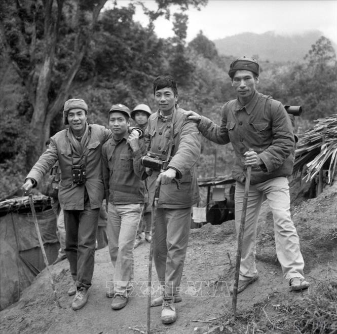 Trong các cuộc kháng chiến thống nhất và bảo vệ Tổ quốc, đội ngũ những người làm báo của TTXVN thực sự là những nhà báo – chiến sĩ. Trong ảnh: Phóng viên TTXVN trên điểm tựa Hà Tuyên. Ảnh: TTXVN 

