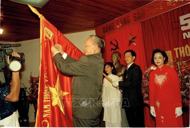TTXVN là cơ quan báo chí duy nhất vinh dự được Đảng và Nhà nước trao tặng hai Danh hiệu Anh hùng: Anh hùng Lực lượng vũ trang nhân dân và Anh hùng Lao động thời kỳ đổi mới; các huân chương cao quý: Huân chương Sao vàng; Huân chương Hồ Chí Minh; Huân chương Độc lập hạng Nhất và nhiều phần thưởng, danh hiệu cao quý. Trong ảnh: Chủ tịch nước Lê Đức Anh trao tặng Huân chương Sao vàng cho TTXVN nhân dịp kỷ niệm 50 năm Ngày thành lập ngành (15/9/1945 - 15/9/1995). Ảnh: Nguyễn Khang - TTXVN