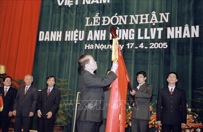 TTXVN là cơ quan báo chí duy nhất vinh dự được Đảng và Nhà nước trao tặng hai Danh hiệu Anh hùng: Anh hùng Lực lượng vũ trang nhân dân và Anh hùng Lao động thời kỳ đổi mới; các huân chương cao quý: Huân chương Sao vàng; Huân chương Hồ Chí Minh; Huân chương Độc lập hạng Nhất và nhiều phần thưởng, danh hiệu cao quý. Trong ảnh: Chủ tịch nước Trần Đức Lương trao tặng Danh hiệu Anh hùng Lực lượng vũ trang nhân dân cho TTXVN, ngày 17/4/2005. Ảnh: Nguyễn Khang - TTXVN