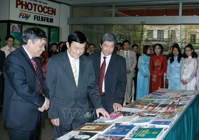 Suốt 80 năm qua, TTXVN luôn nhận được sự quan tâm, ủng hộ và chỉ đạo sát sao của lãnh đạo Đảng, Nhà nước. Đây là nguồn động viên to lớn để các thế hệ người làm báo TTXVN không ngừng nỗ lực vươn lên, xây dựng TTXVN ngày càng vững mạnh. Trong ảnh: Thường trực Ban Bí thư Trương Tấn Sang đến thăm và làm việc với Thông Tấn xã Việt Nam (4/3/2010). Ảnh : Thống Nhất - TTXVN