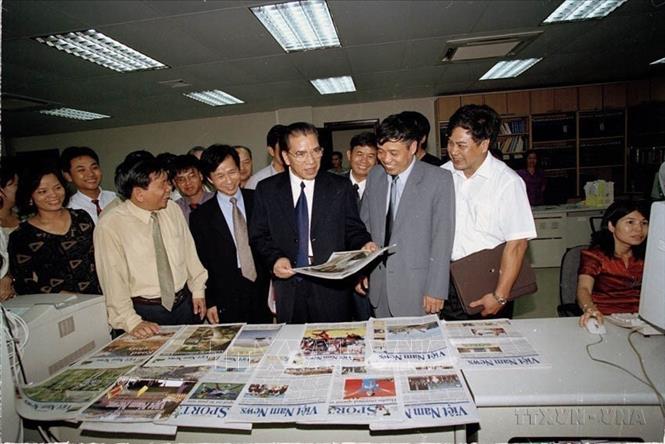 Suốt 80 năm qua,  TTXVN luôn nhận được sự quan tâm, ủng hộ và chỉ đạo sát sao của lãnh đạo Đảng, Nhà nước. Đây là nguồn động viên to lớn để các thế hệ người làm báo TTXVN không ngừng nỗ lực vươn lên, xây dựng TTXVN ngày càng vững mạnh. Trong ảnh: Tổng Bí thư Nông Đức Mạnh thăm, làm việc với TTXVN, ngày 20/6/2003, nhân kỷ niệm 78 năm Ngày báo chí cách mạng Việt Nam. Ảnh: Xuân Tuân - TTXVN