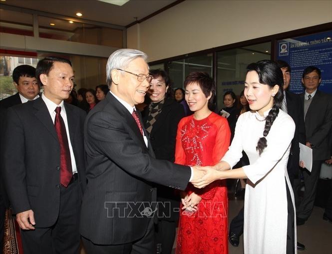 Suốt 80 năm qua,  TTXVN luôn nhận được sự quan tâm, ủng hộ và chỉ đạo sát sao của lãnh đạo Đảng, Nhà nước. Đây là nguồn động viên to lớn để các thế hệ người làm báo TTXVN không ngừng nỗ lực vươn lên, xây dựng TTXVN ngày càng vững mạnh. Trong ảnh: Cán bộ, phóng viên, biên tập viên, nhân viên Thông Tấn xã Việt Nam vui mừng đón Tổng Bí thư Nguyễn Phú Trọng thăm và chúc Tết Nguyên đán Nhâm Thìn 2012 (18/1/2012). Ảnh : Trí Dũng - TTXVN
