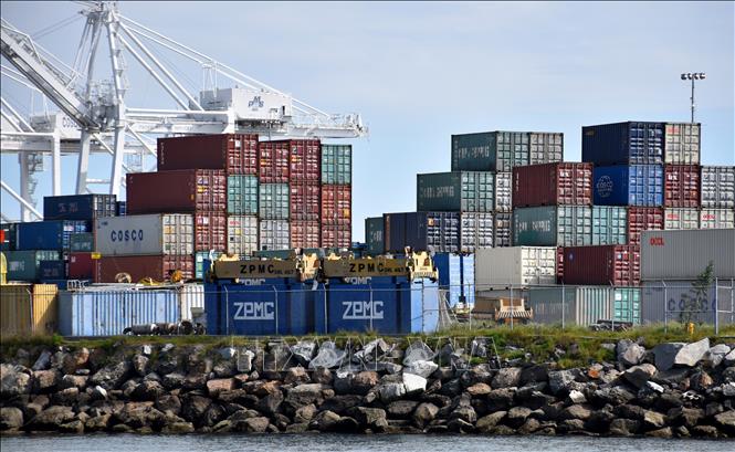 (Tư liệu) Container hàng hóa được xếp tại cảng Long Beach ở Los Angeles, bang California, Mỹ. Ảnh: THX/TTXVN