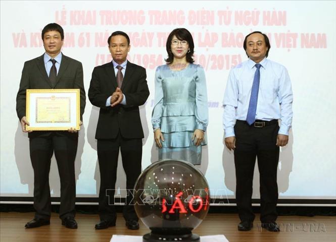 Từ chỗ chỉ cung cấp tin, ảnh cho các cơ quan truyền thông, TTXVN đã phát triển thành một tổ hợp truyền thông hiện đại với đầy đủ các loại hình báo chí, có mặt trên các nền tảng. Trong ảnh: Tổng giám đốc TTXVN Nguyễn Đức Lợi trao tặng bằng khen cho Báo Ảnh Việt Nam tại lễ khai trương Trang điện tử tiếng Hàn của Báo (16/10/2015). Ảnh: Quốc Khánh - TTXVN