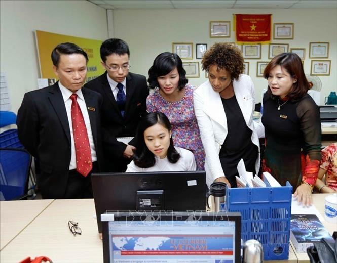 Tổng Thư ký Tổ chức Pháp ngữ (OIF) Michaelle Jean thăm và làm việc với tòa soạn báo tiếng Pháp duy nhất của Việt Nam, báo Le Courrier du Vietnam (TTXVN), ngày 12/10/2016. Ảnh: An Đăng - TTXVN