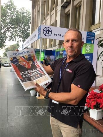 Phóng viên Đài truyền hình Skynews của Anh đọc tờ Việt Nam News - ấn phẩm đối ngoại của TTXVN tại Trung tâm Báo chí quốc tế về thông tin Hội nghị thượng đỉnh Mỹ-Triều Tiên lần thứ hai (2019). Ảnh: Thu Vân - TTXVN
