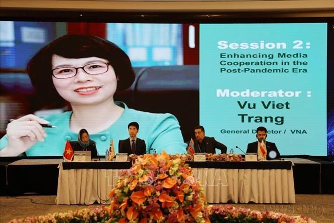 Việc gia nhập OANA từ rất sớm (1969) đã góp phần hiệu quả để TTXVN thực hiện tốt nhiệm vụ thông tin đối ngoại. Trong ảnh: Tổng giám đốc Vũ Việt Trang điều hành Phiên thảo luận thứ hai với chủ đề 