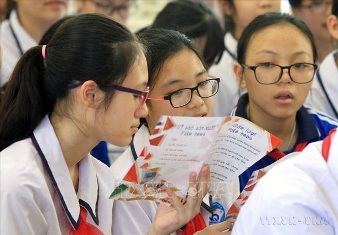 Lớp dạy kỹ năng chống tin giả tại trường Trung học cơ sở Ngô Quyền (Hải Phòng) do Đoàn Thanh niên TTXVN tổ chức. Ảnh: TTXVN