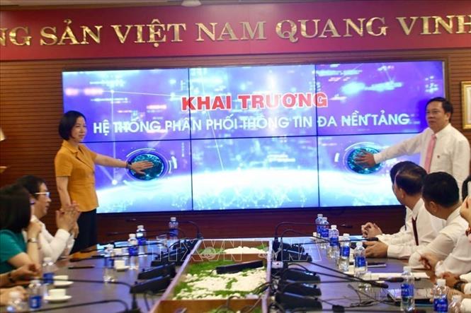 TTXVN sẽ đẩy mạnh chuyển đổi số và đổi mới mô hình hoạt động theo hướng “đa nền tảng - đa phương tiện - đa ngôn ngữ - đa chiều tiếp cận - một mục tiêu chung là phục vụ nhân dân. Trong ảnh: Tổng giám đốc TTXVN Vũ Việt Trang và Giám đốc Trung tâm Truyền hình Thông tấn Nguyễn Thiện Thuật bấm nút khai trương hệ thống phân phối nội dung đa nền tảng (25/8/2023). Ảnh: TTXVN