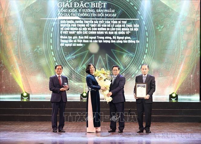 Thủ tướng Phạm Minh Chính trao giải Đặc biệt cho nhóm tác giả Bộ Ngoại giao, Ban Đối ngoại Trung ương, Thông tấn xã Việt Nam và các lực lượng làm thông tin đối ngoại toàn quốc về Sáng kiến ý tưởng, sản phẩm có giá trị thông tin đối ngoại giới thiệu tuyên truyền bài viết của Tổng Bí thư Nguyễn Phú Trọng về “Một số vấn đề lý luận thực tiễn về chủ nghĩa xã hội và con đường đi lên chủ nghĩa xã hội ở Việt Nam đến các chính đảng và bạn bè quốc tế” tại Lễ trao Giải thưởng toàn quốc về thông tin đối ngoại lần thứ VII, năm 2021. Ảnh: Dương Giang - TTXVN