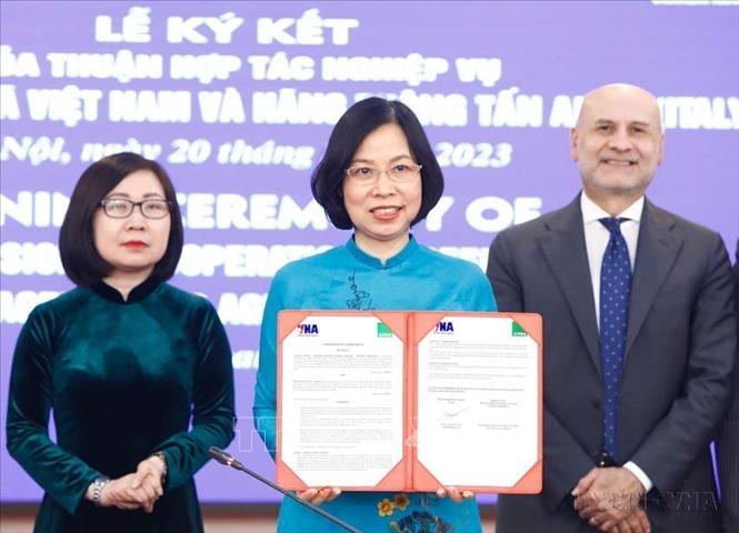 Hợp tác nghiệp vụ với hơn 40 đối tác nước ngoài, thông tin của TTXVN và thông tin do phóng viên các hãng thông tấn đối tác thực hiện được đăng tải trên các kênh truyền thông quốc tế đã góp phần hiệu quả trong tuyên truyền đối ngoại. Trong ảnh: Tổng giám đốc Vũ Việt Trang thực hiện nghi thức ký kết giữa TTXVN với Hãng Thông tấn ANSA của Italy theo hình thức trực tuyến (20/2/2023). Ảnh: An Đăng - TTXVN