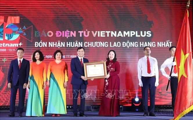 Thừa ủy quyền của Chủ tịch nước, Phó Chủ tịch nước, Phó Chủ tịch thứ nhất Hội đồng Thi đua - Khen thưởng Trung ương Võ Thị Ánh Xuân trao Huân chương Lao động hạng Nhất tặng Báo điện tử VietnamPlus của TTXVN tại Lễ kỷ niệm 15 năm Ngày thành lập Báo. Ảnh: TTXVN
