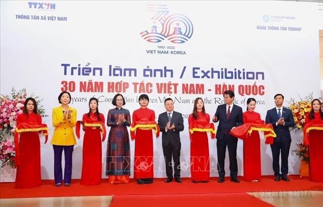 Khai mạc Triển lãm ảnh “30 hợp tác Việt Nam - Hàn Quốc” do Thông tấn xã Việt Nam phối hợp với Hãng Thông tấn YONHAP (Hàn Quốc) tổ chức (14/12/2022). Ảnh: TTXVN